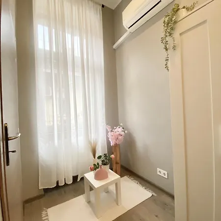 Liliom Tranquil 2-bdr * بودابست