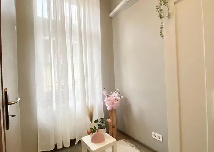 Liliom Tranquil 2-bdr * Boedapest